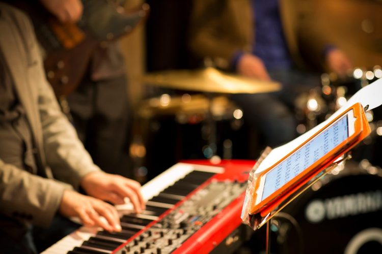 music-festivals-art-festivals-concert-partying-live-music-bar-playing-music-instruments-musicians_t20_KyjyRV