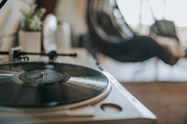 music-technology-relaxing-interior-equipment-audio-relax-sound-vinyl-phonograph-record_t20_XvzWZG(1)
